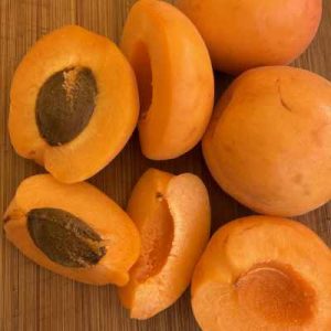 Whole half and quarter apricots with stones